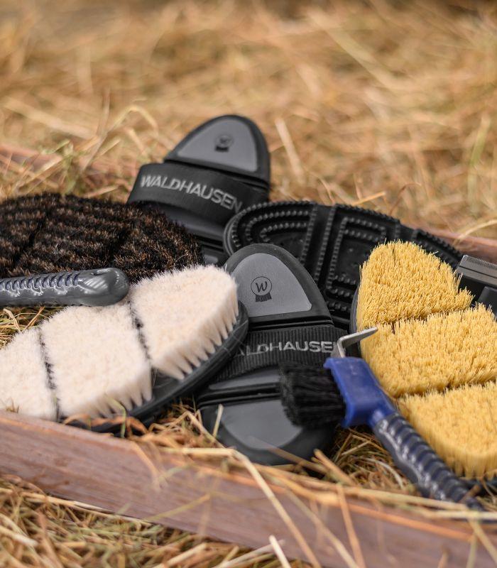 Waldhausen Brosse de pansage FLEX à poils synthétiques