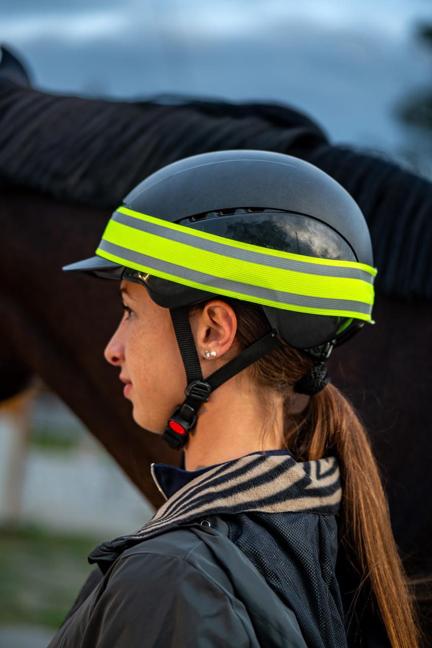 Nastro riflettente per casco da equitazione