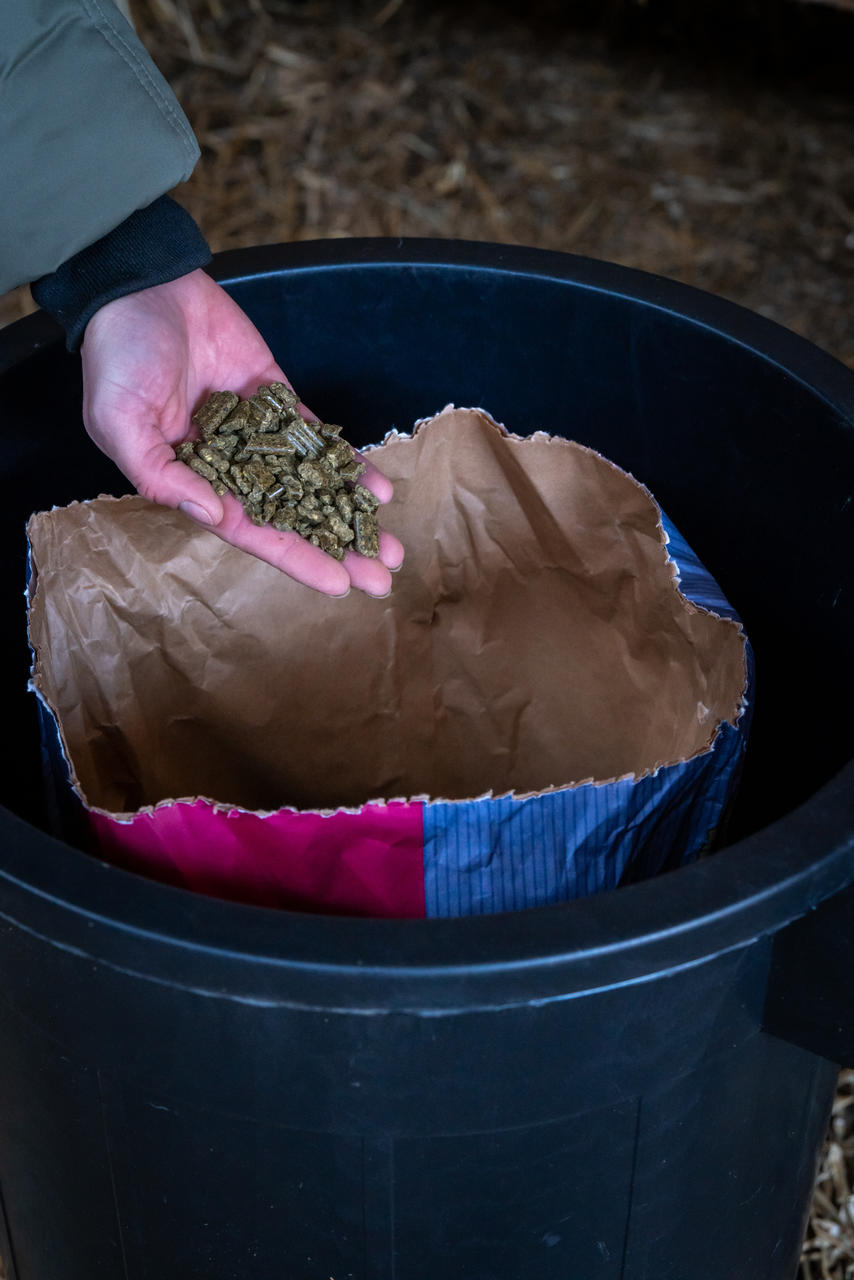 Kerbl Cestino per mangimi con coperchio - 70 litri