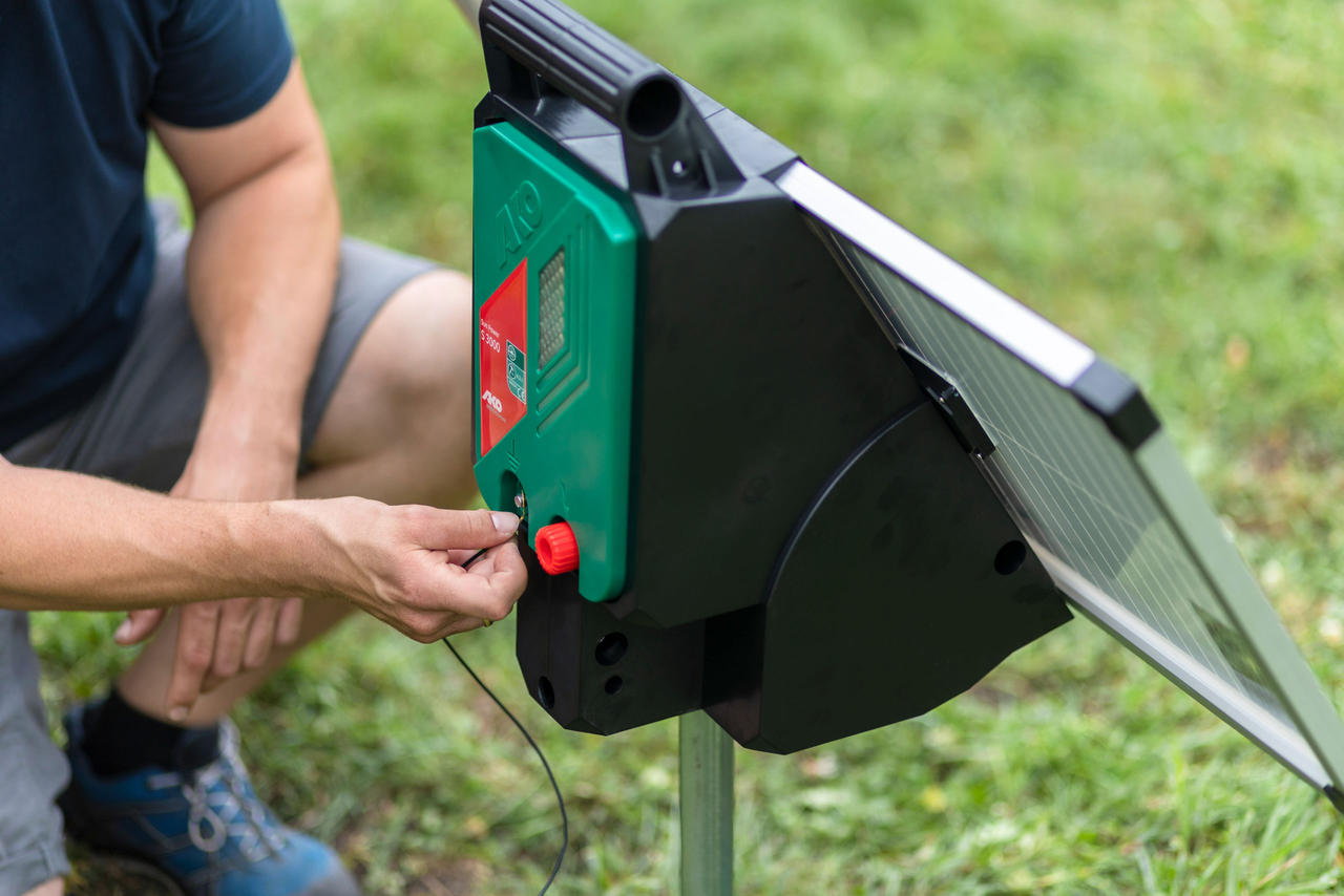 AKO Elettrificatore solare per recinti Sun Power S 3000