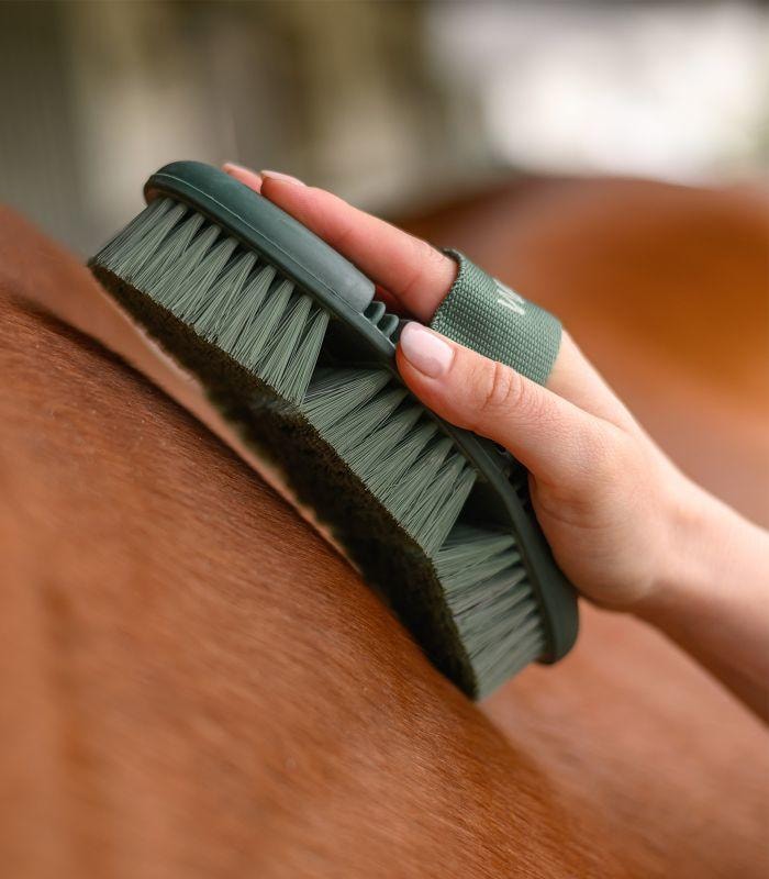 Waldhausen Brosse de pansage FLEX à poils synthétiques