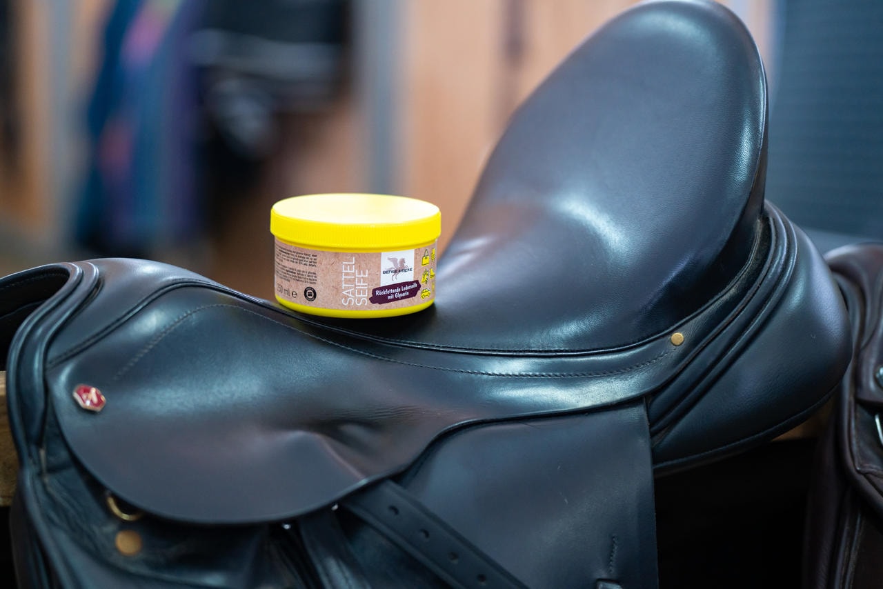 Bense & Eicke Savon pour selle avec éponge