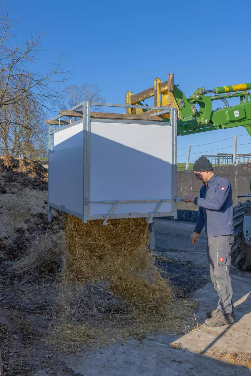 Kerbl Kälberbox Premium mit schwenkbarem Boden